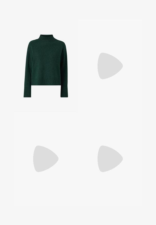 Ellos Collection Strickpullover - grün; Hoch taillierte schwarze Jeans aus Denim mit weitem Bein, Fünf-Taschen-Design und sichtbaren Nähten. Der Stoff hat eine glatte, leicht strukturierte Oberfläche.; Schwarze Plateau-High Heels mit spitzem Zeh und verstellbarem Knöchelriemen. Gefertigt aus glattem Leder und mit einem klobigen Blockabsatz.; Schwarze Leder-Hobo-Tasche mit einer glatten Textur, geschwungener Form und einem einzelnen verstellbaren Tragegurt; verfügt über eine weite Öffnung am oberen Ende.