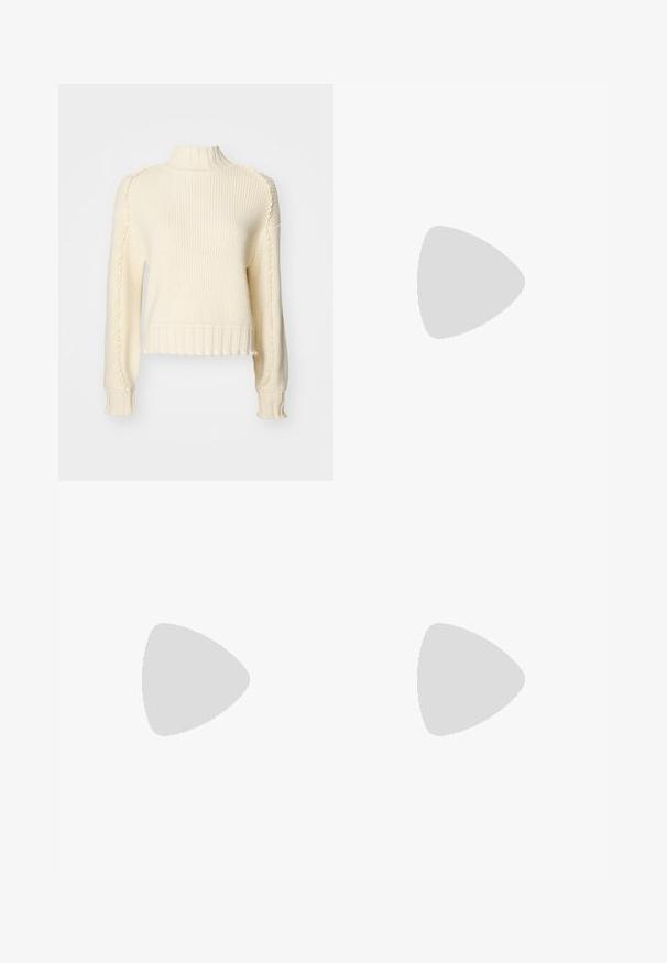 Pull en rib ou crème avec un col montant, des manches longues et des détails en feston le long des coutures et de l'ourlet. Finition en tissu texturé.; Pantalons large en denim noir, dotés d'une taille structurée, de passants de ceinture et de poches avant. Texture lisse avec un design classique.; Escarpins noirs à plateforme avec un bout pointu et une sangle réglable à la cheville. Conçus en cuir lisse, avec un large talon bloc.; Sac hobo en cuir noir avec une texture lisse, une forme incurvée et une seule sangle réglable ; dispose d'une large ouverture en haut.