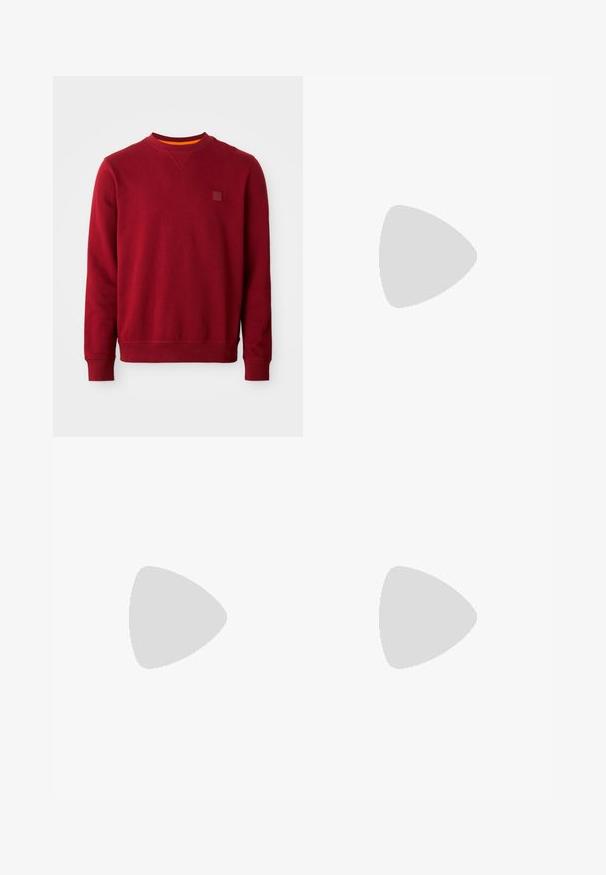 Röd sweatshirt gjord av mjukt tyg, med rund halsringning, ribbade ärmslut och en fyrkantig logotyp på vänster bröst.; Krämfärgad kortärmad t-shirt med hög krage, med "BOSS" tryckt i svart på framsidan av halsringningen och inuti etiketten.; Svarta slim-fit joggerbyxor med vit dragsko, ribbade muddar och subtil logotyp på övre låret mot en neutral bakgrund.; Krämfärgade sneakers med en mjuk struktur, med svarta accenter och logotyper. Klassisk snördesign med rund tå och gummisula.