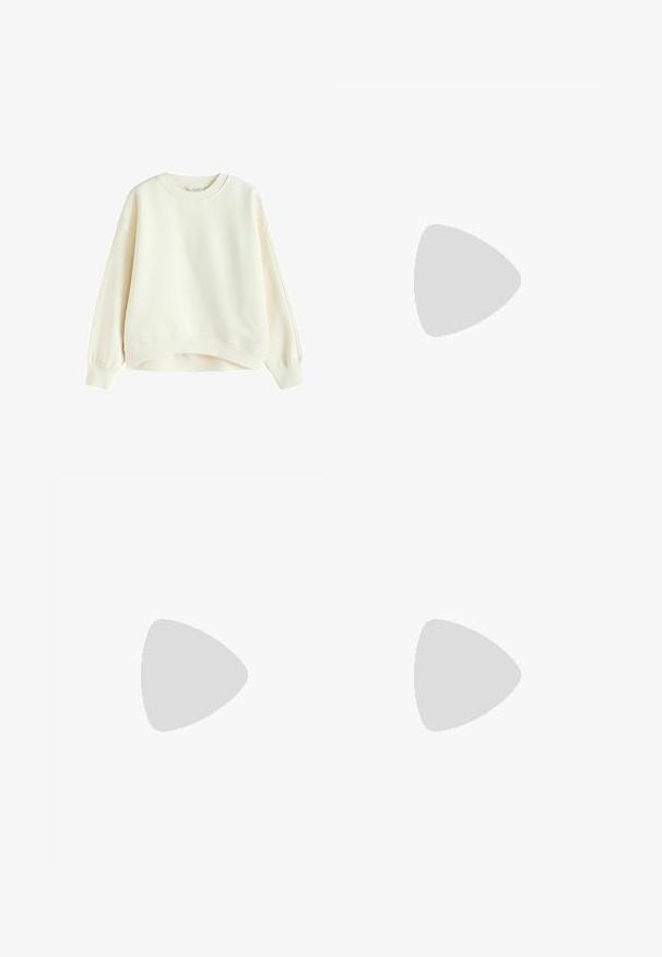 Next CONTEMPORARY CREW NECK  - Športni pulover - ecru white; Črne flare traperke z gladko teksturo, opremljene z dvema zadnjima žepoma in gumbnim zapiranjem v pasu.; Bershka Sandali z visoko peto - black; Črne sončna očala s pravokotnimi okvirji, modro obarvanimi lečami in značilno zasnovo mostička. Eleganten zaključek, diskretna tekstura.