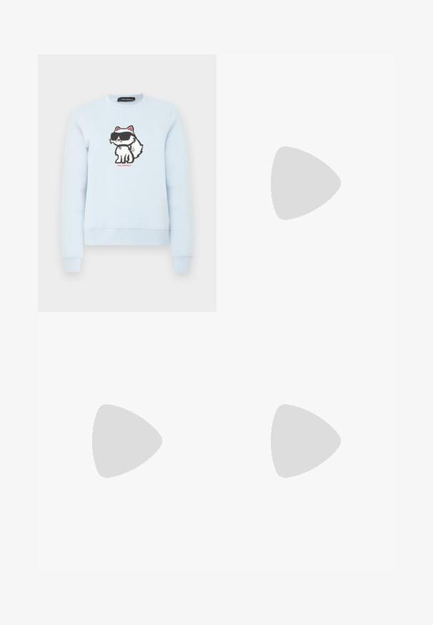 Jasnoniebieska bluza z kapturem z rysunkowym białym kotem noszącym duże czarne okulary przeciwsłoneczne, umieszczonym na środku klatki piersiowej, z małym czerwonym tekstem poniżej.; Plisowana biała spódnica z czarnym elastycznym pasem z logo "LACOSTE". Średniej długości, o miękkiej teksturze.; Białe skórzane sneakersy z grubą białą podeszwą, czarnym zamszowym akcentem na pięcie oraz wytłoczonym logotypem z boku. Projekt z sznurówkami i sześcioma dziurkami.; Czarne, oversize okulary przeciwsłoneczne o geometrycznym kształcie, z ciemnymi soczewkami i kontrastującym szarym detalem na oprawie. Logo na ramieniu.