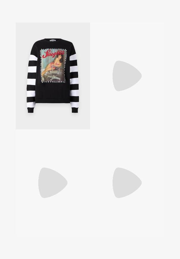 Felpa nera con maniche lunghe a righe bianche e nere. Presenta una stampa grafica di una donna seduta su una sedia, contornata di bianco.; Jeans a zampa d'elefante blu scuro in denim. Caratterizzati da una vita alta, tasche anteriori e dettagli con spacco all'orlo. Design classico a cinque tasche.; Pantofole da balletto nere in pelle con punta arrotondata, texture liscia, dettagli di cucitura minimi e design con suola flessibile.; Borsa a mano in pelle nera con design curvo, caratterizzata da borchie argentate, una fibbia e due tasche laterali. Tracolla regolabile per diverse opzioni di trasporto.