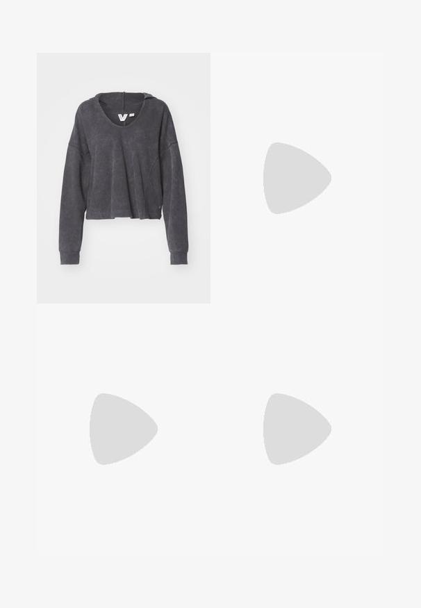 Hoodie noir coupé dans un tissu texturé avec un grand col et des épaules tombantes. Doté de manches longues et d'un détail de logo subtil.; Shorts en denim bleu foncé, avec un design à cinq poches, une coupe droite et des accents de surpiqûre visibles. Texture lisse et taille mi-haute.; Botte noire montante en cuir lisse avec une semelle épaisse et un léger talon. Comprend des tirettes et des panneaux latéraux élastiques pour un enfilage facile.; Lunettes de soleil avec une monture en plastique argenté élégant, des verres teintés foncés et une forme courbée. Présente des accents audacieux et un design léger.; Boucles d'oreilles en argent avec une finition lisse et polie. Forme ronde et fermeture à clip sécurisée. Design léger adapté pour un port quotidien.