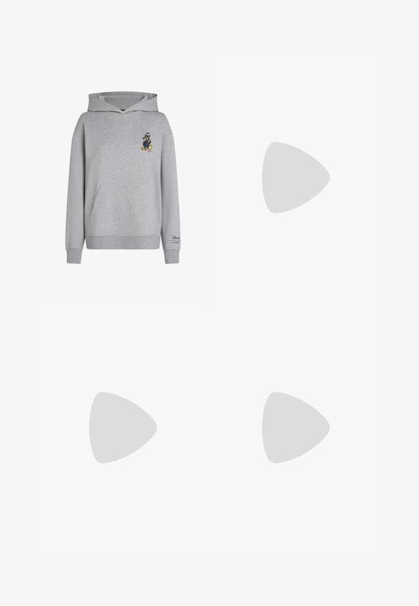 Grå bomullshoodie med känguruficka. Har en liten broderad karaktär, huva och ribbade ärmslut. Disney-logotyp på ärmen.; Vita byxor i ljus krämig tyg, med sidofickor, platt fram och en enda knappstängning vid midjan. Slät struktur.; Svart läder slingback-hälar med spetsig tå, med en smal klack och en guldtonad detalj på den justerbara remmen. Slät textur.; Svart läderhandväska med en strukturerad design, som har en avskuren form, ett handtag upptill och guldiga detaljer. Justerbar axelrem ingår.