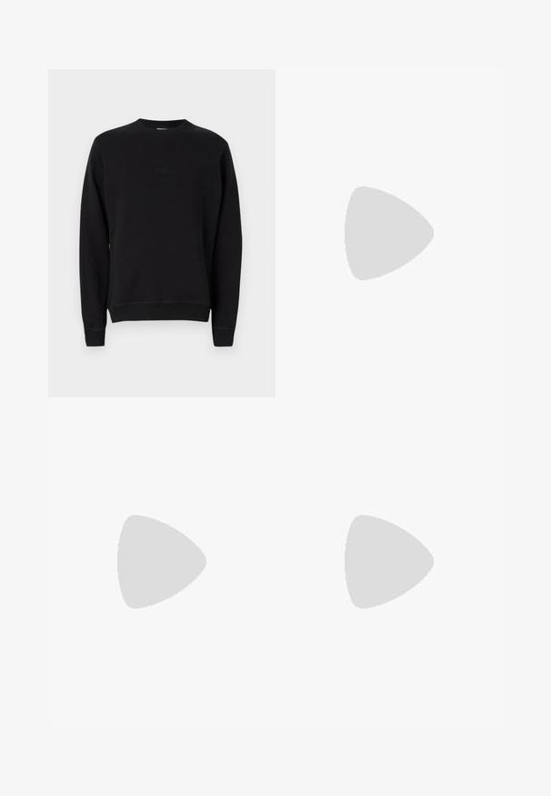 Must värviga crew-neck sviiter, mis on valmistatud pehmest kangast. Omab soonikkoes mansette ja alumist äärt, esiküljel on diskreetne tikandiga logo.; Kergedest kanga mustad püksid, pleeditud disainiga, sirgete jalgadega ja ühe nupuga kinnitamine vöökoha juures.; Pruunist nubukist pahkluu saapad elastsete külgpaneelide, tõmbenööri ja musta kummitaldaga. Sile tekstuur ja voolav siluett.; Musta nahast portfell, millel on tekstuuriga viimistlus, kahekordsed käepidemed, eemaldatav õlarihm ja esipaneelile logo detail. Lukuga sulgemine.