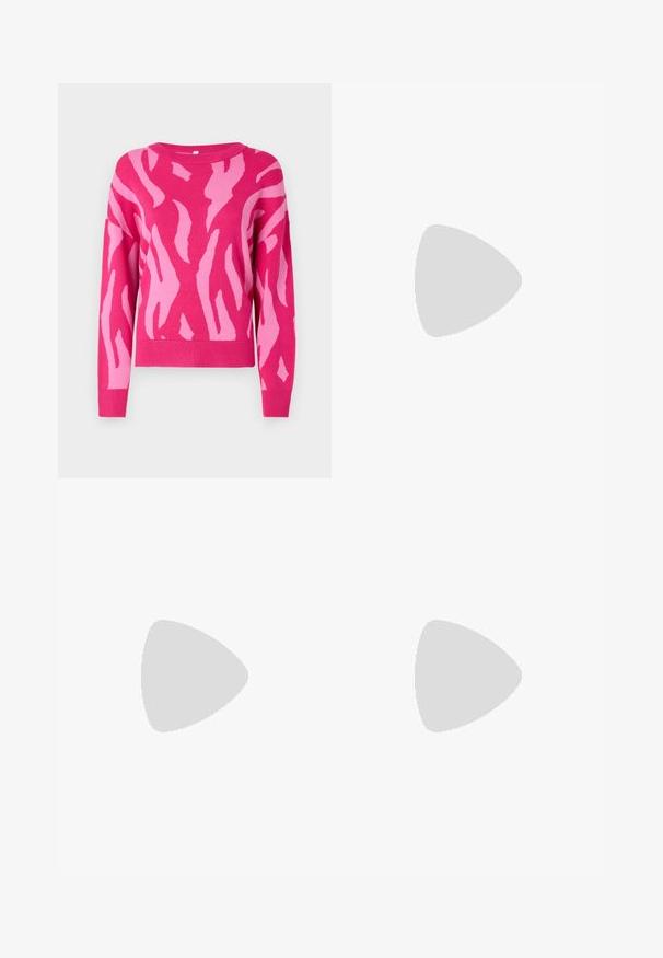 Rosa tröja med ett djärvt abstrakt mönster i ljusare rosa. Har en rund halsringning och ribbad nederkant, tillverkad av ett mjukt stickat material.; Svarta polyester culottbyxor med elastisk midja, två framfickor och en lös silhuett. Inga synliga mönster eller hårdvarudetaljer.; Svarta plattformssandaler med kraftiga yttersölar och flera remmar, med metalspännen och en slät läderliknande yta.; Silverfärgad metallic handväska i hjärtform med dubbla handtag, kedjesnodd och slät yta. Har metalldetaljer och sydda kanter.