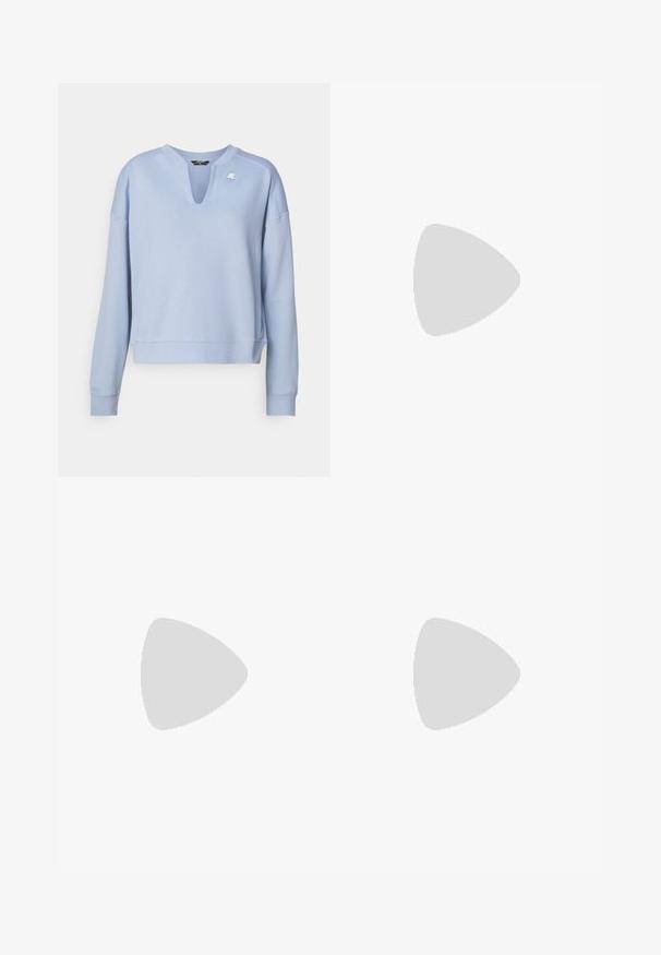 K-Way LOIZ - Sportinis megztinis - blue avio; Juodos spalvos džinsai plačiomis kojų apačiomis, aukštu liemeniu, su priekiniais mygtukais ir užtrauktuku, diržo kilpomis bei penkiomis kišenėmis, įskaitant mažą monetų kišenėlę.; Juodos žemos sportinės bateliai su balta padu ir kulno juosta, juodais raiščiais ir subtiliu Calvin Klein logotipu šone, rodomi ant paprasto fono.; Juoda rankinė su dviem trumpais rankenėlėmis ir nuimamu petį. Lygaus odos tipo medžiaga su užtrauktuku ir logotipo detale.