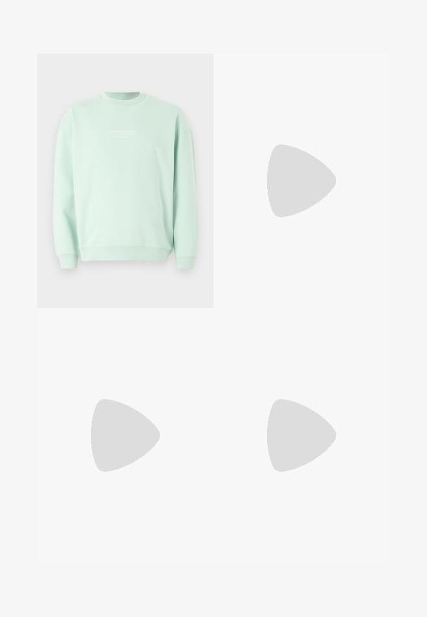 Mėtų žalių spalvos džemperis su ilgomis rankovėmis, apvaliu iškirpimu ir maža balta logo priekyje. Minkšta medžiaga su lygia tekstūra.; Juostuotos šortai iš lengvos medžiagos, su mėlynomis ir baltomis vertikaliomis juostelėmis, elastinga juosta su raišteliu ir šoninės kišenės.; Baltos raištelinės sportbačiai, pakabinti virš medinės suolo su žaliais lapais fone, parodantys batų dizainą ir tekstūrą.; Juodos stačiakampės saulės akinių su tamsiais objektyvais, turinčių išskirtinę formą ir prekės ženklą ant šventyklos. Dėvi asmuo, apsirengęs žalia marškinėliais.