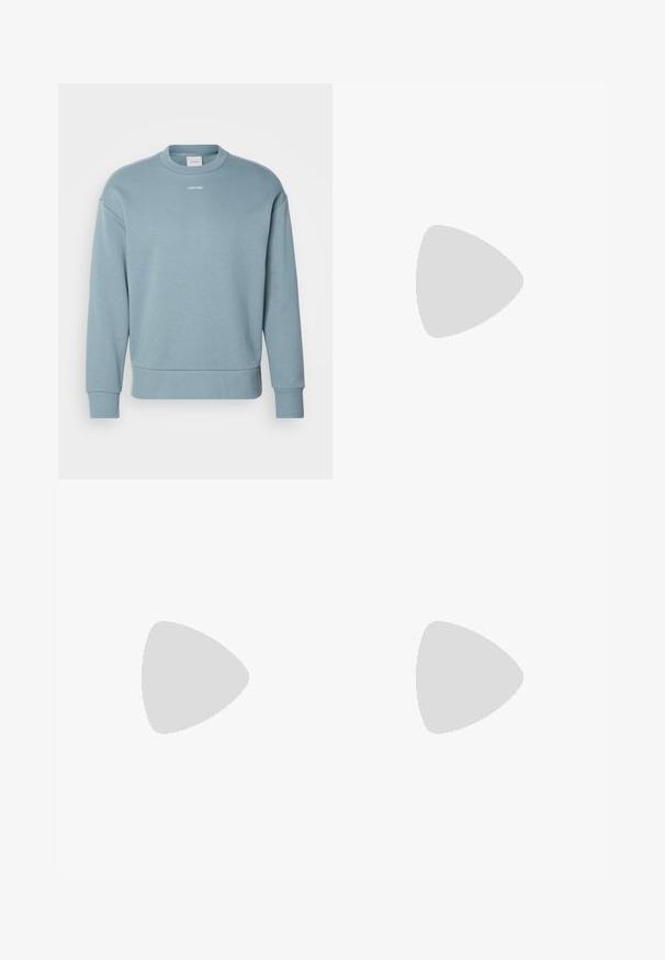 Sudadera de color azul claro con cuello redondo, puños y dobladillo acanalados, y un pequeño logo blanco en el área del pecho.; Camiseta de algodón blanca con cuello redondo, mangas cortas y logo bordado de "Calvin Klein" en el centro del pecho. Diseño liso.; Jeans de algodón color beige con un diseño clásico de pierna recta, que cuentan con un cierre frontal de botón, cinco bolsillos y detalles de costura sutiles.; Zapatillas de gamuza beige con punta redonda, suela plana de goma blanca y diseño de cordones. Presenta costuras mínimas y un forro interior suave.