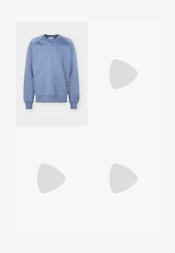 Carhartt WIP CHASE - Sweatshirt - positano/gold; Weißes Baumwoll-T-Shirt mit einer schwarzen Taschenoptik, die das "The North Face"-Logo in Weiß zeigt. Mit kurzen Ärmeln und einem Rundhalsausschnitt.; Hellblaue Jeans aus Denim mit geradem Bein, ausgestattet mit einer mittelhohen Taille, fünf Taschen sowie einem Knopf- und Reißverschluss.; Schwarze Ledersneaker mit strukturierten Oberflächen, weißem Nike-Swoosh, grauer Sohle, runder Zehenpartie und Schnürdesign. Verfügt über Perforationen an der Zehenbox.