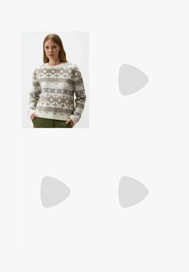 Pull en tricot avec une base ivoire et des motifs géométriques en marron et bleu. Encolure ronde, poignets et ourlet côtelés, fabriqué à partir d'un matériau doux.; Jean en denim délavé avec une coupe évasée. Présente un design classique à cinq poches, une fermeture à bouton et un léger dégradé pour un look décontracté.; Chaussure plate en cuir noir avec un bout rond et un petit talon, conçue pour une utilisation décontractée ou formelle.; Sac hobo en cuir noir au design décontracté, avec une large bandoulière et une texture lisse. Dispose d'une fermeture éclair unique sur le côté.