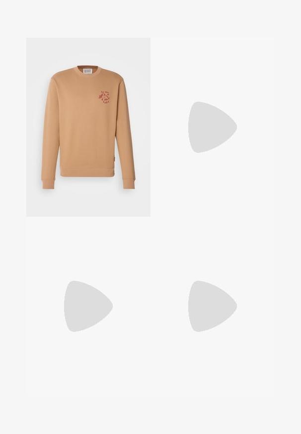 Sweatshirt beige à encolure ras du cou en coton doux. Présente un petit logo rouge sur la poitrine gauche et des poignets et un ourlet côtelés.; Pantalons en denim noir avec une coupe droite, un design à cinq poches et une fermeture à bouton à l'avant. Texture lisse avec des détails de couture minimaux.; Baskets montantes noires avec semelle et lacets blancs, associées à un jean en denim bleu décontracté, reposant sur un garde-corps gris.; Ensemble de sept bagues en argent présentant divers designs, notamment des motifs torsadés, entrelacés et gravés. Différentes formes et largeurs.