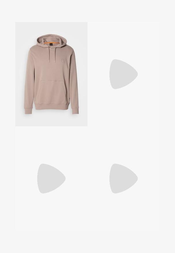 Hellbrauner Kapuzenpullover mit Fronttasche und Kordelzügen, ausgestattet mit einem kleinen quadratischen Logopatch auf der Brust.; Schwarzes, kurzärmeliges T-Shirt aus weichem Stoff, mit rundem Ausschnitt und einem dezenten Logo auf der Vorderseite. Der Innensaum hat einen orangefarbenen Akzent.; Helle blaue Jeans aus Denim mit einem Reißverschluss, orangefarbener Naht und einem schwarzen Etikett mit den Aufschriften "BOSS" und "SOFT MOTION".; Schwarze Sneaker mit glattem Lederobermaterial, runder Zehenpartie, flachen Schnürsenkeln, gepolstertem Kragen und minimalistischem Design. Gummisohle mit subtiler Profilierung.