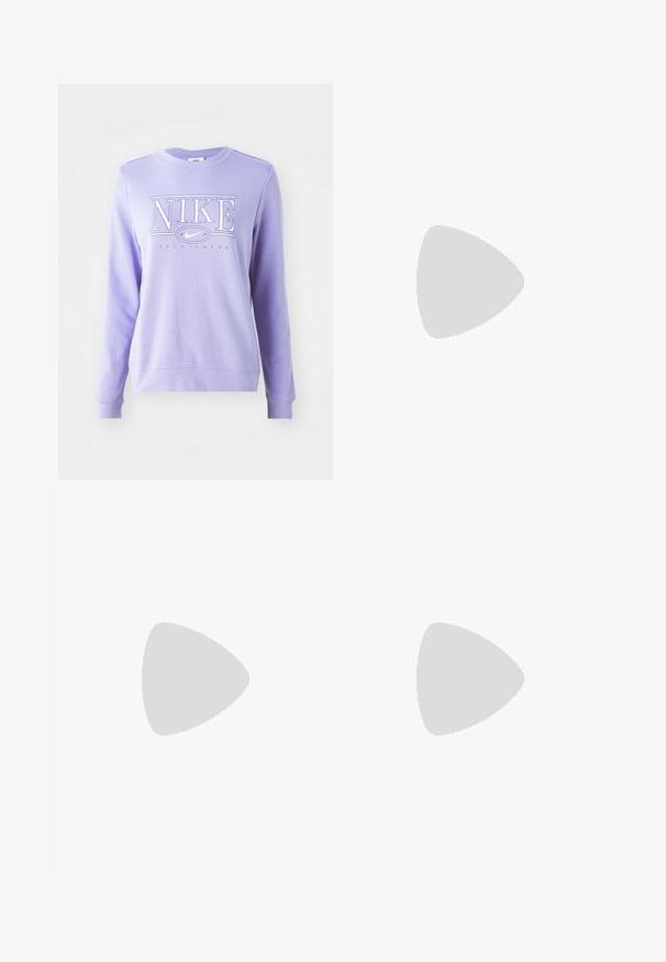 Violetti Nike-huppari pitkillä hihoilla, pyöreällä kaula-aukolla ja valkoisella logotekstillä, jossa lukee "NIKE SPORTSWEAR". Luja kangasmaisuus.; Mustat housut, joissa on teksturoitu kukkakuosi hieman tummemmassa sävyssä. Suoralahkeinen malli, jossa on keski-korkea vyötärö eikä näkyvää metalliosaa.; Valkoiset nahkakengät keltaisilla yksityiskohdilla, pyöreällä nilkalla ja teksturoidulla kumipohjalla, yhdistettyinä tummansinisiin leveälahkeisiin farkkuihin.; Violetti vyölaukku, joka on valmistettu kiiltävästä materiaalista ja jossa on valkoinen vetoketju sekä Nike-logo. Vyyölaukussa on sileä pinta ja kompakti, pyöreä muoto.