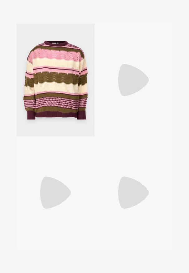 Maglione lavorato a maglia caratterizzato da righe orizzontali in rosa, crema e verde, con texture variegate e pattern in pizzo aperto. Polsini e orlo a coste.; Pantaloni neri a gamba larga caratterizzati da un tessuto testurizzato, una vita elastica e una cintura staccabile per una vestibilità regolabile.; Pump in pelle nera con punta affusolata e tacco basso a blocco. Presenta una cinghia alla caviglia con una fibbia in tonalità oro. Texture liscia.; Borsa nera con forma strutturata, texture liscia e una chiusura metallica. Abbinata a pantaloni neri larghi e sandali open-toe su un pavimento in legno.