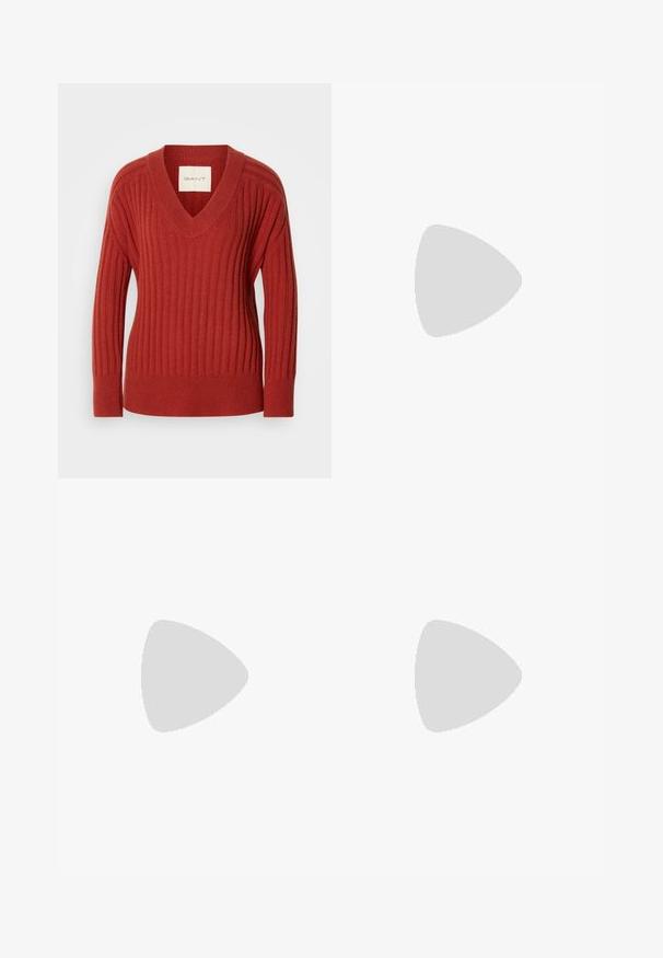 Rød ribbet sweater med V-hals, lange ærmer og fitted talje. Fremstillet af et blødt, struktureret materiale. Etiket synlig inden i halsudskæringen.; Hvid bomulds T-shirt med korte ærmer, rund halsudskæring og lige kant. Glat tekstur, minimalistisk design uden mønstre eller accenter.; Sorte flagrende bukser lavet af glat stof, med forlommer og en skræddersyet pasform med pressede foldelinjer for et poleret udseende.; Sort patentlæder højhælede pumper med spidse tæer og en vinklet stiletto-hæl, med en glat, skinnende overflade.