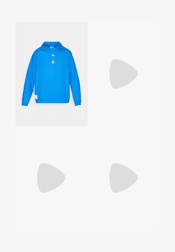 Maglione blu con collo, realizzato in tessuto liscio. Presenta una toppa ricamata e un piccolo logo Adidas sul davanti.; T-shirt bianchi in cotone, maniche corte, design a collo tondo, texture liscia, impilati in fila, con un sottile marchio all'altezza del collo.; Pantaloni sportivi neri con vita elastica, realizzati in tessuto liscio, con cuciture laterali sottili e un fit rilassato, design a gamba dritta.; Sneakers neri con tomaia in suede e materiale sintetico, caratterizzati da tre strisce bianche, suola in gomma testurizzata e etichetta blu sul linguetta.