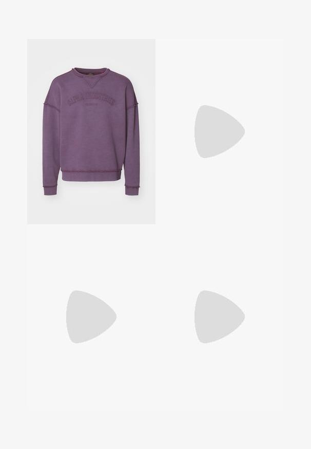 Fioletowy długi rękaw bluzy z surowymi wykończeniami i haftem "Alpha Industries EST. SINCE 1959" na klatce piersiowej.; Niebieskie dżinsy o luźnym kroju, wysoki stan, pięć kieszeni i akcenty przeszycia. Posiadają zapięcie na guzik i zamek błyskawiczny.; Czarne sneakersy Nike Air Force 1 z skórzaną cholewką, siateczkowym językiem i gumową podeszwą, charakteryzujące się wysoką cholewką i grubymi sznurowadłami.; Trójwarstwowy naszyjnik ze srebrnego metalu z eleganckimi, elastycznymi łańcuszkami o delikatnym połysku, zapinany na karabińczyk i regulowany.