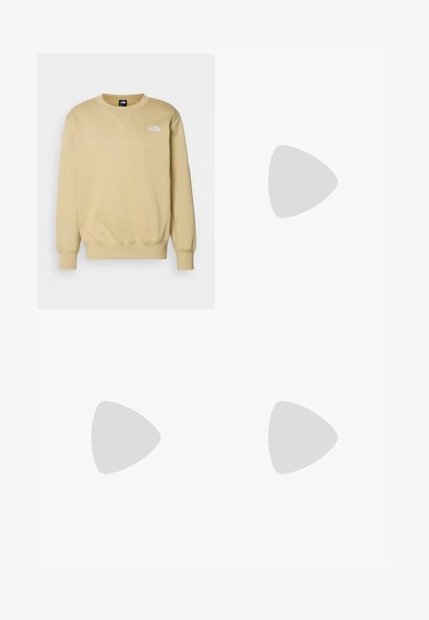 The North Face RELAXED ESSENTIAL - Sudadera - khaki stone; Vaqueros de denim azul con un corte relajado, cintura alta, diseño de cinco bolsillos y acentos de costura. Cuenta con un cierre de botón y cremallera.; Zapatillas de deporte negras de caña alta con suela y cordones blancos, combinadas con unos vaqueros de denim azul holgados, apoyadas en una barandilla gris.; Bolso de hombro negro acolchado con una textura suave, llevado por una persona con una camiseta gráfica blanca con texto en negrita. Conjunto casual con vaqueros.