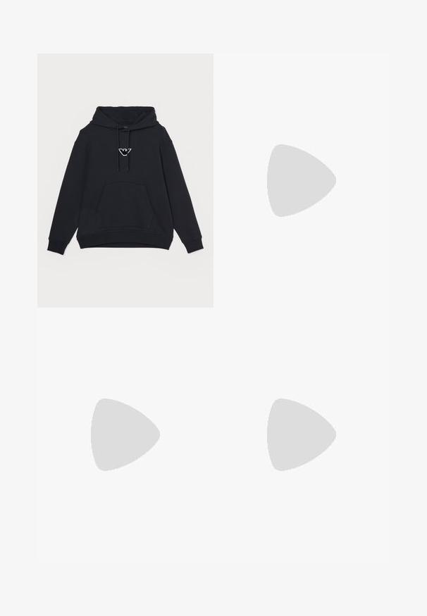 Emporio Armani FELPA - Mikina s kapucňou - black; Čierne bavlnené tričko s okrúhlym výstrihom, krátkymi rukávmi a bielym logom "EMPORIO ARMANI" nad textom "Milano" v zakrivenej línii.; Námornícke modré nohavice vyrobené z bavlny, so strihom rovného nohavice, predným zapínaním na gombík a klasickým pásom s pútkami na opasok.; Čierne kožené tenisky s nízkym profilom, zaoblenou špičkou a šnurovaním; obsahujú textúrovanú gumovú podrážku a logo na päte.