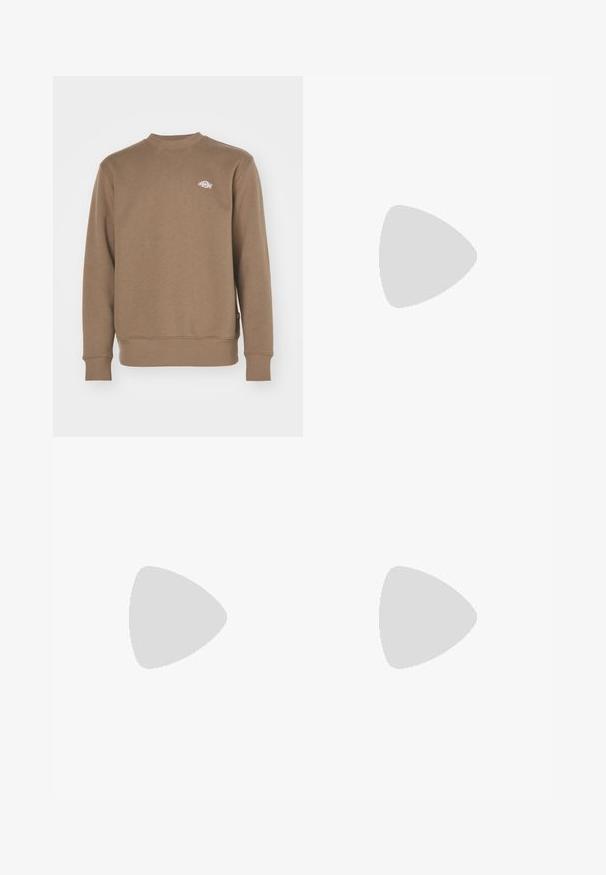 Dickies SUMMERDALE - Mikina - mushroom; Kravetově bílý bavlněný tričko s krátkým rukávem, na hrudi s nápisem "NIKE SB" v černém a červeném písmu. Standardní kulatý výstřih.; Světle béžové kalhoty s širokými nohavicemi vyrobené z bavlny. Obsahují přední kapsy a zapínání na knoflík. Hladký povrch s jemnými vertikálními pruhy.; Bílé sportovní tenisky s hladkým svrškem, šněrováním, polstrovanou podrážkou a viditelnou vzduchovou jednotkou s červenými akcenty na značce.