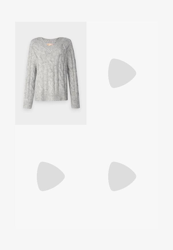 Pull en laine grise avec un col en V, des manches longues et un ourlet côtelé. La texture semble douce et épaisse, avec un motif classique.; Jeans large en denim écru. Design taille haute avec une fermeture à bouton, deux poches avant et des détails de surpiqûres contrastantes.; Mocassins en cuir noir avec une semelle épaisse, présentant un accent doré à l'avant et une finition lisse. Design à crampons épais sur la semelle.; Sac à main en cuir crème avec une forme courbée, muni d'un détail en métal doré. La bandoulière est fixée avec un fermoir en métal.