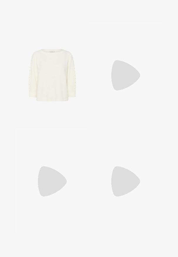 Kaffe BETTY  - Maglione - chalk cc; Pantaloni culotte neri in poliestere con una cintura elastica, due pieghe frontali e una silhouette ampia. Nessun motivo visibile o dettagli in metallo.; Sandali con tacco in vernice nera, con punta squadrata, cinturini alla caviglia e fibbie in argento. Presentano un tacco a blocco spesso per maggiore stabilità.; Borsa a tracolla nera in pelle con una forma curva, manico rimovibile e accessori dorati. La borsa presenta una patta con un dettaglio a fibbia.