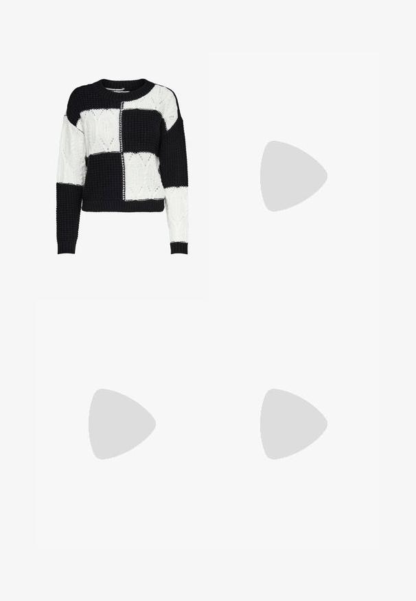 Sweter robiony na drutach w czarno-białym wzorze patchworkowym, z teksturowanymi wzorami i okrągłym dekoltem, z prążkowanymi ściągaczami przy mankietach i u dołu.; Klasyczne niebieskie dżinsy o prostym kroju, pięć kieszeni i zapięcie na guzik. Charakteryzują się średnim odcieniem i solidną teksturą.; Czarne lakierowane buty na szpilce z prostokątnym obcasem i paskiem na kostce, zestawione z szarymi prążkowanymi ocieplaczami na nogi oraz brązową zamszową spódnicą.; Oliwkowa torebka z ekoskóry z srebrnym akcentem w kształcie gwiazdy, podwójnymi uchwytami i zapięciem na zamek. Teksturowana powierzchnia i wyraźnie zarysowany kształt.