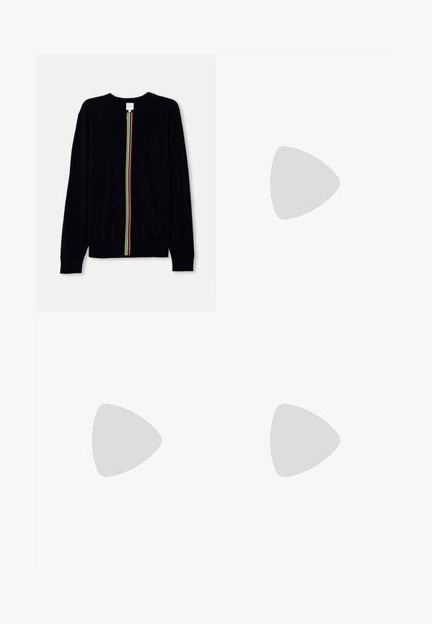 Suéter preto com mangas longas, apresentando uma faixa vertical central em cores do arco-íris. Material de malha suave com punhos canelados.; T-shirt preta de mangas curtas com um grande gráfico branco de um orbe estilizado e anel, com uma cruz no topo, ao centro da parte frontal.; Jeans azuis de perna larga, feitos de denim com um acabamento desbotado. Apresentam cinco bolsos, um fecho frontal com botão e um corte reto.; Sapato de couro preto com bico arredondado, design de atacadores e um salto bloco baixo. Textura lisa e perfil minimalista.