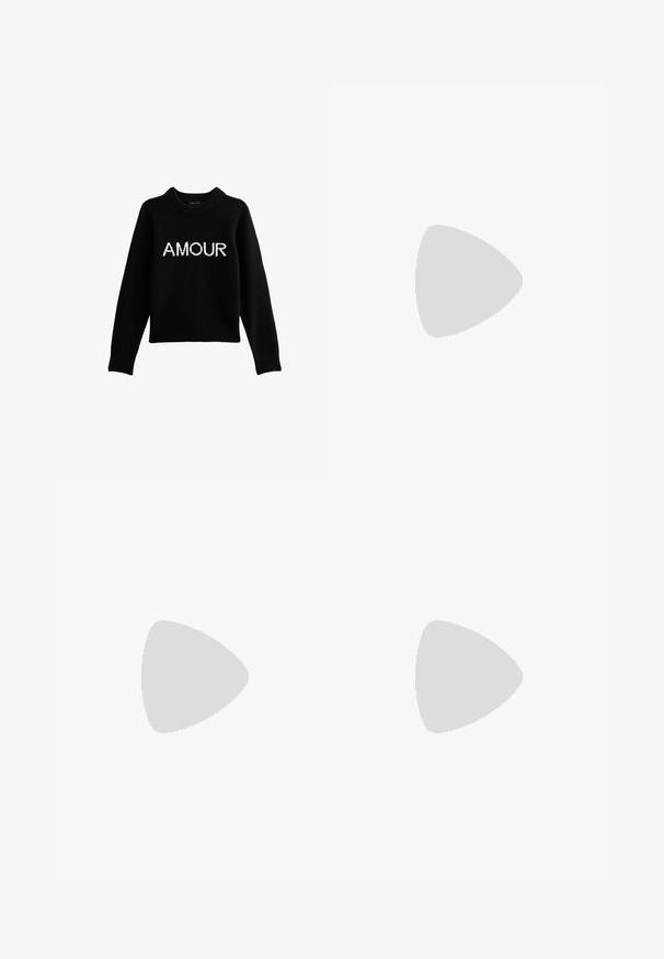 Zwarte gebreide trui met het woord "AMOUR" in witte letters op de voorkant, met een ronde halslijn en ribgebreide manchetten.; Lichtblauwe denimshorts met vijf zakken, een ritssluiting en een knoopsluiting. De zoom is rafelig en heeft een ontspannen pasvorm.; Zwarte gepatineerde leren slingback hakken met een spitse neus en een geometrische blokhak. Kenmerkt zich door een slank, minimalistisch ontwerp en een gladde textuur.; Zwarte leren hobo tas met een gladde textuur, kromme vorm en een enkele verstelbare schouderband; heeft een brede opening aan de bovenkant.