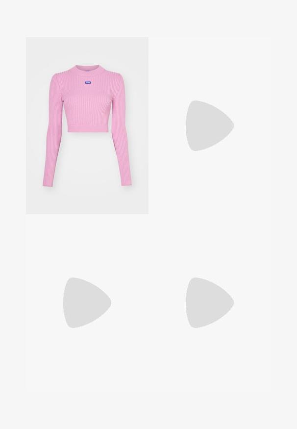 HUGO SCOOVY - Pulover - medium pink; Črna mini krila s ravnim krojem in rahlo stransko odprtino. Narejena iz gladkega materiala, ima čist rob in minimalističen dizajn.; Črne gumijaste japonke s teksturirano thong naramnico in preprostim ravnim podplatom, prikazane s strani na enobarvni svetli podlagi.; Črne plastične sončna očala z zelenimi lečami, kvadratni okvirji, srebrni detajl na obrvi in teksturirani ročaji. Blagovna znamka navedena na notranji strani ročaja.; Črna sintetična torbica s ukrivljeno obliko, srebrnim verižnim trakom, zadrgo in vgraviranim logotipom blagovne znamke na sprednji strani. Gladka tekstura.