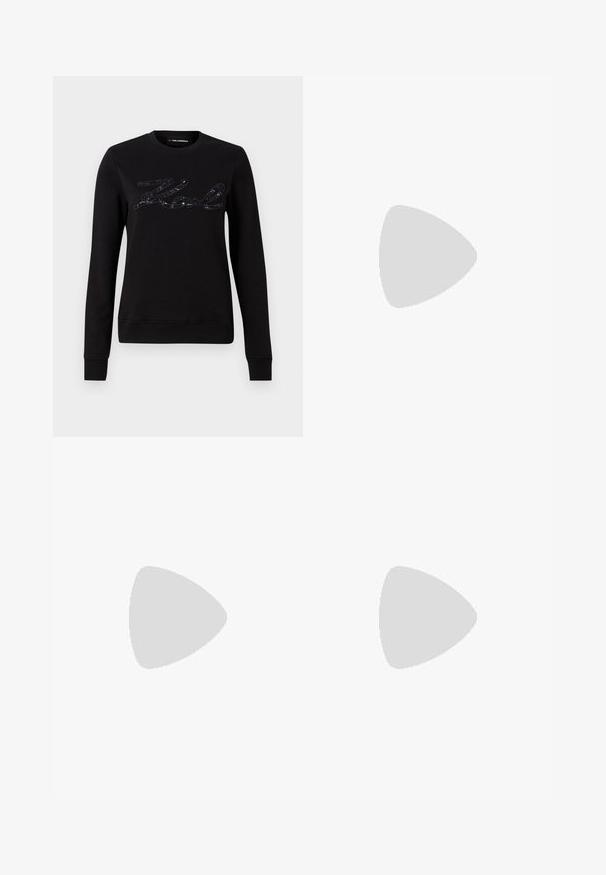Sudadera negra de manga larga, con un diseño de logo texturizado en lentejuelas negras en el pecho. Cuello redondo y puños acanalados.; Pantalones negros con un ancho detalle de cinta drapeada en la cintura. Tejido suave, corte recto de pierna y cinturilla plisada.; Tacones slingback de cuero negro con punta afilada, tacón delgado y detalle decorativo de hebilla en la parte superior. Textura suave y diseño elegante.; Bolso de mano a rayas en blanco y negro con una forma estructurada, que cuenta con un asa superior, una correa de cadena desmontable y un acento de logo metálico.
