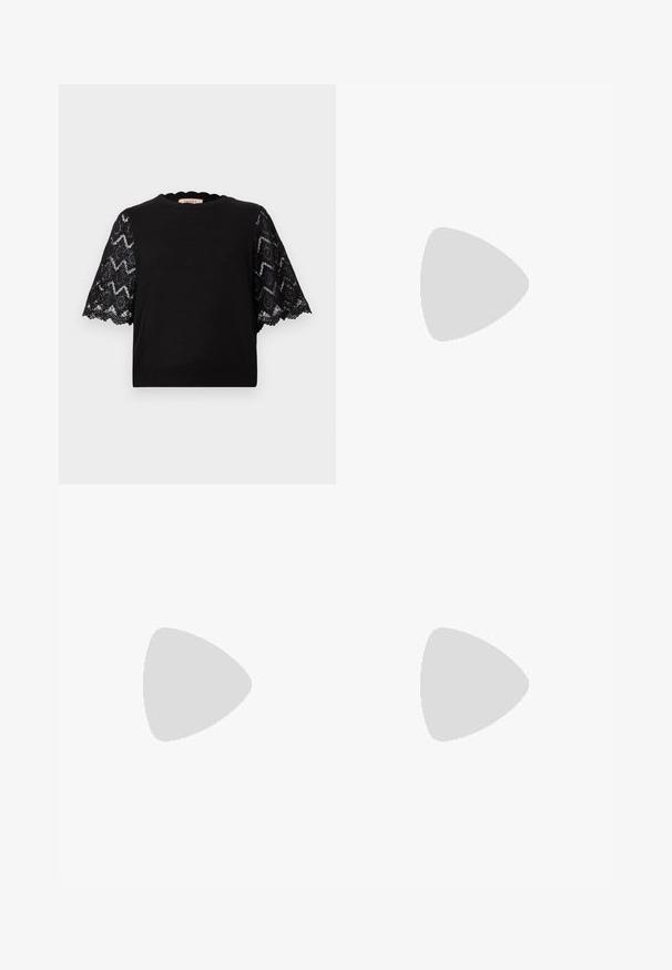Černý top s krátkým rukávem, který má krajkové rukávy s geometrickými vzory, okrasný výstřih a žebrovaný lem. Hladká textura látky celkově.; Černé kalhoty na míru se střihem do rovna, které mají hladkou texturu a ostré sklady na přední straně. Bez viditelného kování.; Černé kožené boty na podpatku s otevřenou patou a špičatou špičkou, s tenkým podpatkem a zlatým akcentem na nastavitelném pásku. Hladký povrch.; Černá kožená kabelka se strukturovaným designem, jejíž tvar je zkrácený, má horní rukojeť a zlaté kovové detaily. Součástí je i nastavitelný ramenní popruh.