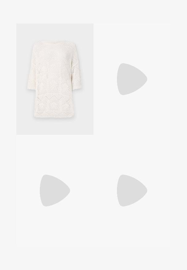 Top tricoté blanc présentant un motif géométrique en point ajouré, un col rond et des manches courtes. Tissu léger et texturé.; Jeans à jambes larges en denim bleu foncé. Comprend cinq poches, des passants de ceinture et un ourlet brut en bas avec des détails de couture visibles.; Baskets bleu marine avec un upper en tissu texturé, semelle plateforme blanche, bout arrondi et accent noir au talon. Dispose de six œillets pour les lacets.; Sac à main en cuir noir avec une forme courbée, bandoulière amovible et des accessoires en or. Le sac est doté d'un rabat avec un détail de boucle.