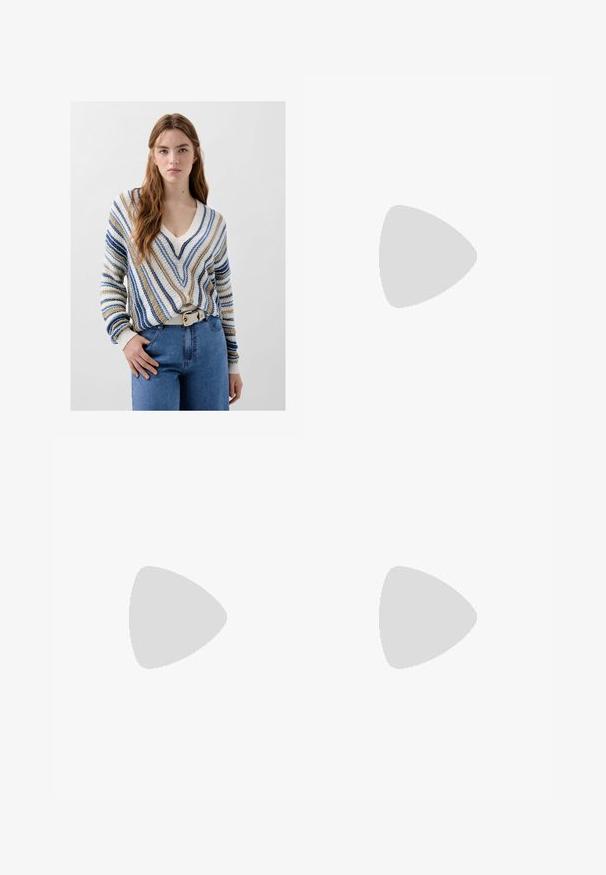 Svetr s V výstřihem v pruhovaném designu v béžové, modré a bílé barvě, s volným střihem a žebrovanými manžetami. Nosen s světle modrými džíny a bílým opaskem.; Světle modré džíny s rovný střih, designem s pěti kapsami a knoflíkovým zapínáním. Mají jemné vyblednutí a oranžové prošití.; Hnědé kožené kovbojské boty s špičatou špičkou, vyšívanými spirálovými vzory na štítech a s blokovým podpatkem. Obsahují poutko pro snadné obouvání.; Hnědá semišová taška s dvěma dlouhými uchy, se hladkým povrchem, jednoduchým designem a bez viditelného kování nebo dekorací.