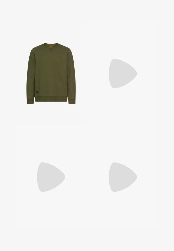 Olijfgroene sweatshirt met lange mouwen en ronde hals, voorzien van ribgebreide boorden en onderrand, een klein zwart merkpatch nabij de onderrand en een logopatch op de linker mouw.; Langarm polo shirt in lichtbeige, gemaakt van gladde stof, met een polokraag, een knoopsluiting met twee knopen en een klein logopatch op de borst.; Donkerblauwe denim jeans met een rechte pijp, voorzien van oranje stiksels, een ritssluiting en voorzakken. Glad oppervlak en een standaard tailleband.; Witte sneaker met een gladlederen bovenwerk en een laag profiel. Voorzien van een ronde neus, zes vetergaatjes en een gestructureerde rubberen zool.