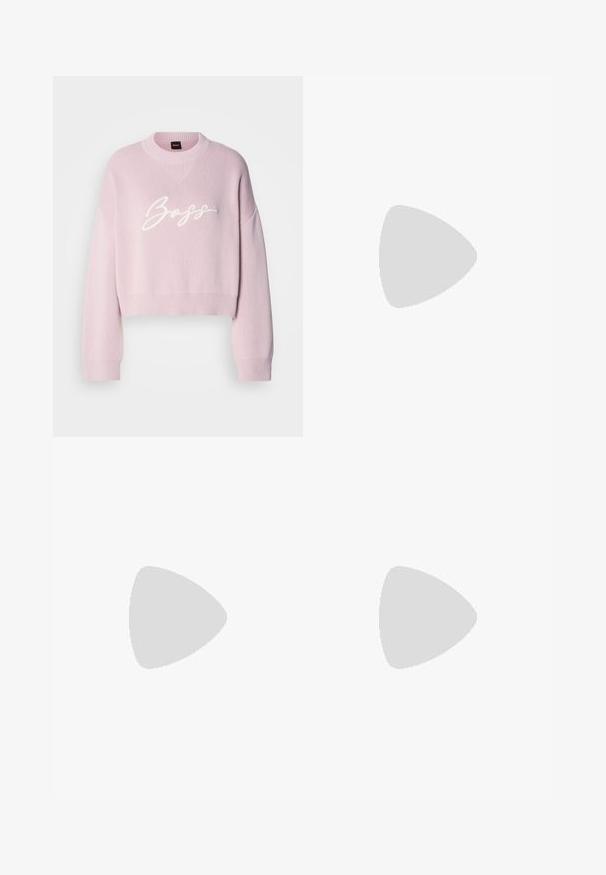 Rosa gestrickter Pullover mit einem kurzen Design, das einen runden Ausschnitt und lockere Ärmel aufweist, verziert mit weißer "Boss"-Bestickung auf der Vorderseite.; Schwarze, taillierte Hose mit geradem Bein, aus einem glatten Stoff und mit klaren Falten an der Vorderseite. Keine sichtbare Hardware.; Schwarze Leder-Slingback-Pumps mit spitzem Schuhblatt, ausgestattet mit einem schlanken Absatz und einem goldfarbigen Akzent am verstellbaren Riemen. Glatte Textur.; Schwarze Lederhandtasche mit einem strukturierten Design, das eine verkürzte Form, einen oberen Griff und goldfarbene Hardware-Details aufweist. Verstellbarer Schulterriemen ist enthalten.