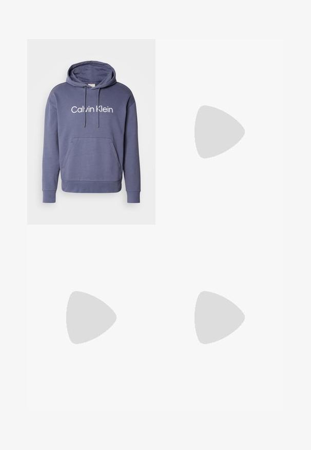 Námořnický modrý svetr vyrobený z bavlněné směsi, má přední klokaní kapsu, kapuci se šňůrkou a bílý potisk "Calvin Klein" na hrudi.; Modrá bavlněná tričko s klasickým kulatým výstřihem, krátkými rukávy, volným střihem a dvěma malými potisky na hrudi. Hladká textura.; Bežové bavlněné džíny s klasickým rovně střiženým designem, které mají zapínání na předním knoflíku, pět kapes a jemné detaily šití.; Bílé tenisky s hladkým materiálem, šněrovacím designem, texturovanou gumovou podešví a tyrkysovým akcentem na patě, v kombinaci se světle modrými džíny.