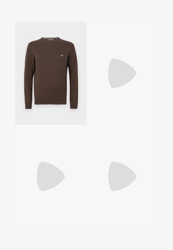 Brązowy dziergany sweter z okrągłym dekoltem, długimi rękawami, ściągaczami na mankietach i dole. Na piersi znajduje się małe haftowane logo.; Jack & Jones JPSTBILL JJDAYTONA kamień; Ciemnoszare zamszowe mokasyny z ozdobnym frędzlem z przodu, płaską gumową podeszwą oraz kontrastującymi detalami wzdłuż krawędzi.; Zegarek prostokątny Casio z białą tarczą, złotymi akcentami, cyferblatem z cyframi rzymskimi oraz brązowym skórzanym paskiem ze wzorem krokodyla. Wodoodporny design.; Srebrne kolczyki w formie kółek z dużymi, okrągłymi, białymi perłami. Projekt charakteryzuje się gładką teksturą i pewnym zapięciem do mocowania.