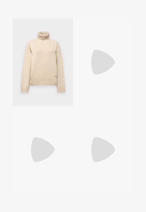 Pulover bej cu guler înalt, fabricat dintr-un material tricotat moale. Dispune de manșete și tiv cu nervuri, având un logo subtil al brandului în colțul din stânga jos.; Pantaloni cu picioare largi, de culoare verde măsliniu închis, realizati dintr-un material neted. Caracteristicile includ o croială dreaptă, două buzunare frontale și un brâu plat la partea din față.; Cizmă de gleznă din piele bej, cu toc pătrat și talpă platformă, cu un finisaj neted și vârf ușor pătrat, orientată spre stânga pe fundal alb.; Geantă tote neagră din piele, cu textură netedă, formă rectangulară și două mânere lungi. Fără hardware vizibil sau ornamente.