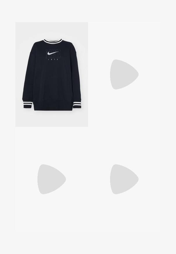 Tamsiai mėlynas džemperis su baltu dryžiu aplink apykaklę ir rankogaliais. Priekyje matomas didelis „Nike“ logotipas ir „1972“ balta spalva.; Juodos aukšto liemens plačios kojų džinsai su priekiniu kišenių ir sagų uždarymu, eksponuojami prieš paprastą baltą foną.; Juodos ir sidabrinės sportinės bateliai, su tinkline ir sintetine viršutine dalimi, išsiskiriantys unikaliu banginiu dizainu ir paminkštinta apykakle, su oro pagalvėmis pado viduje.; Bežinė rankinė, pagaminta iš minkštos medžiagos, turinti laisvą dizainą, siuvinėtas detalės ir dvi petnešos. Tinkama kasdieniam naudojimui.