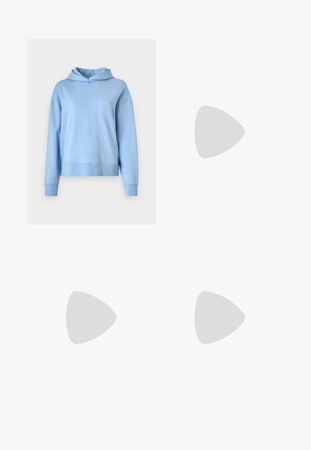 Hellblaue Kapuzen sweatshirt aus weichem Stoff, mit lockerem Schnitt, langen Ärmeln und kleinem Logo auf der Brust.; Cremefarbene, maßgeschneiderte Hosen mit geradem Schnitt, flachem Front, Gürtelschlaufen und glatter Oberfläche.; Graue, gestreifte, weit geschnittene Hosen aus einem glatten Material, kombiniert mit schwarzen Lederballetschuhen mit runder Spitze.; Sonnenbrille im Schildpatt-Look mit einem glatten, abgerundeten rechteckigen Rahmen und braunen Gläsern. Ausgestattet mit dünnen, gebogenen Bügeln mit glänzender Oberfläche.