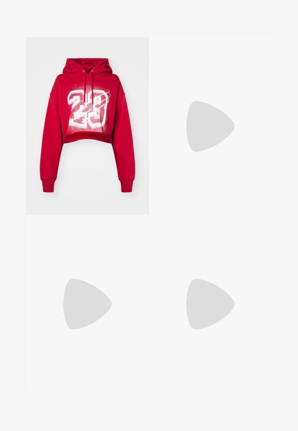 Röd kort huvtröja med snörning i huvan och framgrafik i vitt, som visar siffran "23" och designinslag. Mjuk tyg, lös passform.; Jeansshorts i ljusblått, med en omslagdesign, framfickor och metallknappslutning. Snygg textur med sydda kanter.; Röda patentläder slingback lägenheter med spetsig tå och två korsade remmar prydda med fyrkantiga metallspännen. Låg klackdesign.; Korallfärgad tote-väska med en texturerad, samlad design. Tillverkad av mjukt tyg, med två robusta handtag och ett rymligt inre.; Silverfärgade hoopörhängen med en slät, polerad yta. Rund form och säker klickstängning. Lättviktig design som passar för vardagligt bruk.