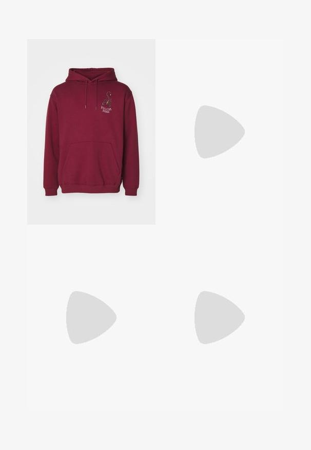 Volcom LINTELL CLASSIC - Sudadera - merlot; Jean de mezclilla azul claro con diseño de pierna recta, con una cintura de altura media, cinco bolsillos y un cierre de botón y cremallera.; Zapatillas de deporte de cuero blanco con detalles en gris, que cuentan con una caja de puntera perforada, cordones planos y una suela con patrón. Logo de New Balance en el lateral.; Cinco anillos de plata: uno con un detalle circular negro, uno con un patrón geométrico en blanco y negro, y otros con diversas formas y acabados.