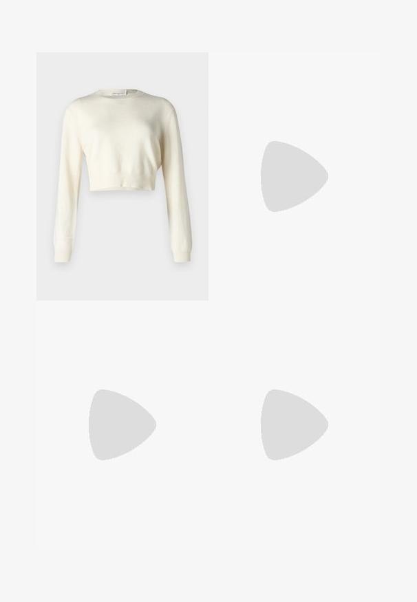 pure cashmere CROP LONG SLEEVE  - Camisola - white; Jenas pretos de estilo flare feitos de denim. O design apresenta dois bolsos frontais e uma fecho com zip, com uma textura suave e uniforme e linhas limpas.; Bota de tornozelo em couro preto com bico quadrado, fecho lateral e salto bloco contra um fundo claro plano.; Bolsa crossbody de couro preto com uma textura suave, forma retangular e um detalhe em corrente metálica na frente. Inclui uma alça ajustável.