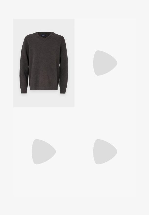 Dunkelgrauer Strickpullover mit V-Ausschnitt und langen Ärmeln. Besitzt eine klassische Passform mit gerippten Bündchen und Saum. Glatte Textur, minimales Design.; Weißes kurzärmliges T-Shirt aus weicher Baumwolle. Verfügt über einen runden Halsausschnitt und einen geraden Saum mit minimalen Details.; Hellblaue Jeans aus Denim mit lockerer Passform, ausgestattet mit einem Knopf- und Reißverschluss, Gürtelschlaufen und einem Fünf-Taschen-Design. Mit verwitterter Textur im Stoff.; Schwarze Leder Slipper mit glatter Oberfläche, runder Spitze und dekorativer Naht auf dem Vorderblatt. Niedriger Blockabsatz und leichter Glanz.