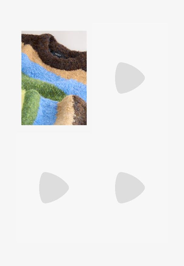 Pull texturé avec des rayures horizontales dans des tons marron, bleu, jaune et vert, confectionné en fil duveteux. Étiquette de la marque visible.; Pantalons larges en cuir noir avec une texture lisse, conception à cinq poches et détails cousus le long des jambes et de la taille.; Sandale noire à glissière avec deux accents de boucle en or, en matériau lisse, semelle plate et design minimaliste.; Sac bandoulière en cuir marron avec une forme incurvée, quincaillerie dorée et un accent en boucle. Comprend une bandoulière détachable.