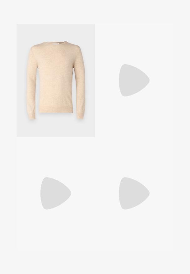 pure cashmere MEN CREW NECK SWEATER - Pulover - beige; Črne krojene hlače s ravnim krojem, izdelane iz gladkega materiala. Imajo zanke za pas in gubico spredaj.; Bele usnjene športne copate z gladkim zaključkom, okroglo konico, ravnimi vezalkami in teksturiranim podplatom. Sivi semiš detajl na peti.; Jasne plastične naočale s pravokutnim smeškim lećama, koje imaju tanke, prozirne drške i metalne detalje na sljepoočnicama.