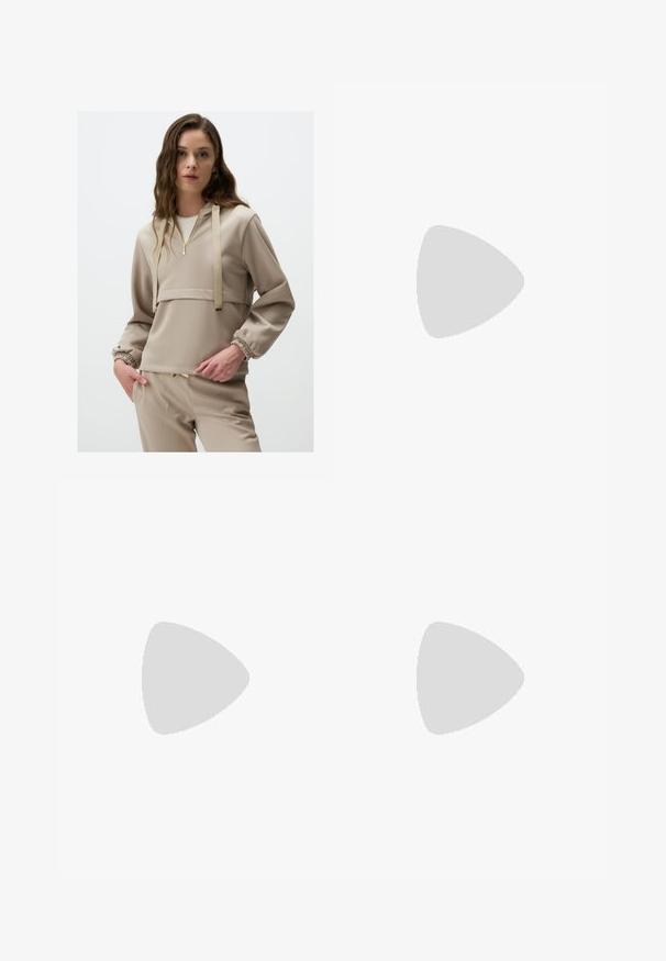 Beige trui met capuchon, met een halve rits aan de voorkant, elastische manchetten en decoratieve trekkoorden. Glad, gestructureerd materiaal.; Zwarte denim wide-leg jeans met een patroon van kleine zilveren oogjes, met een klassieke vijf-pocket design en een knoopsluiting aan de voorkant.; Hoge zwarte canvas sneaker met witte oogjes, veters en rubberen zool. Beschikt over een gestructureerde neuskap en zwart-witte streepaccenten.; Even&Odd Shopper - black