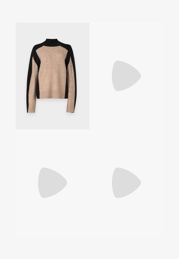 YAS YASTRISTO  - Pulover - desert taupe/black; Črne široke kavbojke iz denima, z višjim pasom, sprednjimi žepi in gumbom za zapiranje. Gladka tekstura z minimalnimi šivi.; Črne usnjene gležnjarje z okroglo konico, vezalnim sprednjim delom in debelim gumijastim podplatom z teksturiranim profilom. Zanka na hrbtni strani.; Črna usnjena torbica na preklop z zlato kovinsko zaponko. Vključuje črn trak in eleganten, minimalističen dizajn.